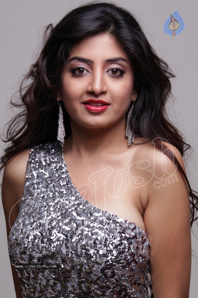 Poonam Kaur Hot Gallery - 33 / 41 photos