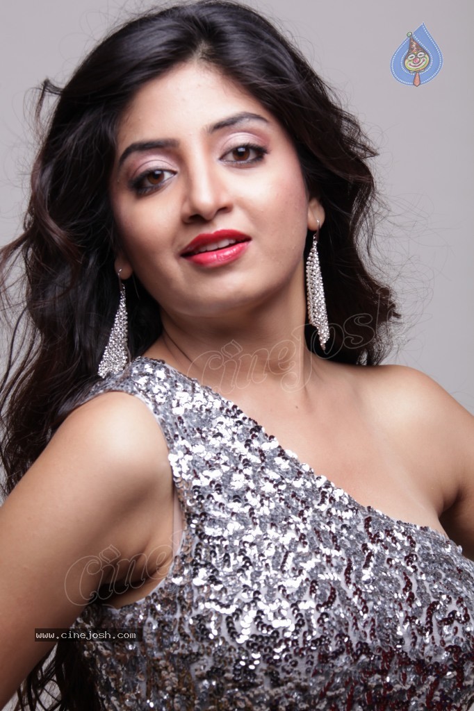 Poonam Kaur Hot Gallery - 34 / 41 photos