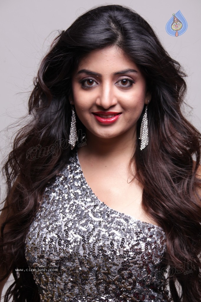 Poonam Kaur Hot Gallery - 36 / 41 photos