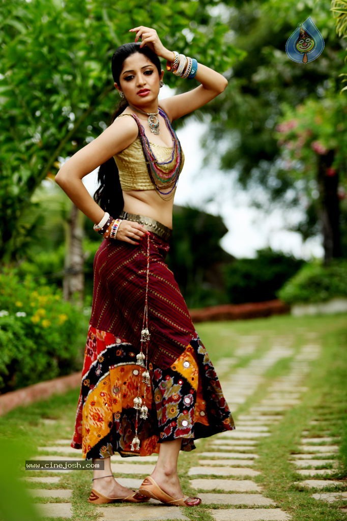 Poonam Kaur Hot Pics - 10 / 33 photos