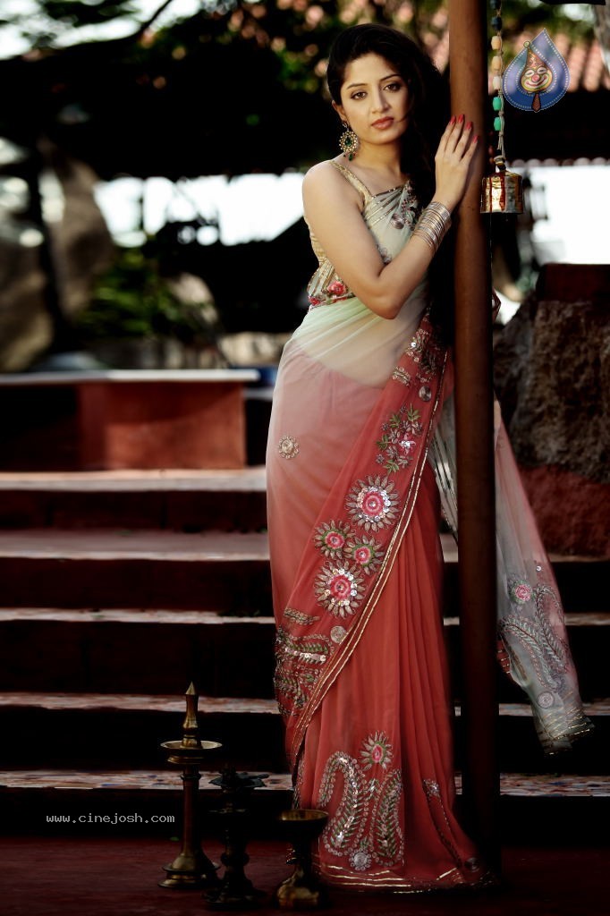 Poonam Kaur Hot Pics - 16 / 33 photos