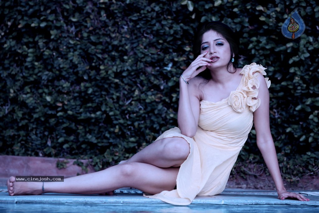 Poonam Kaur Hot Pics - 25 / 33 photos