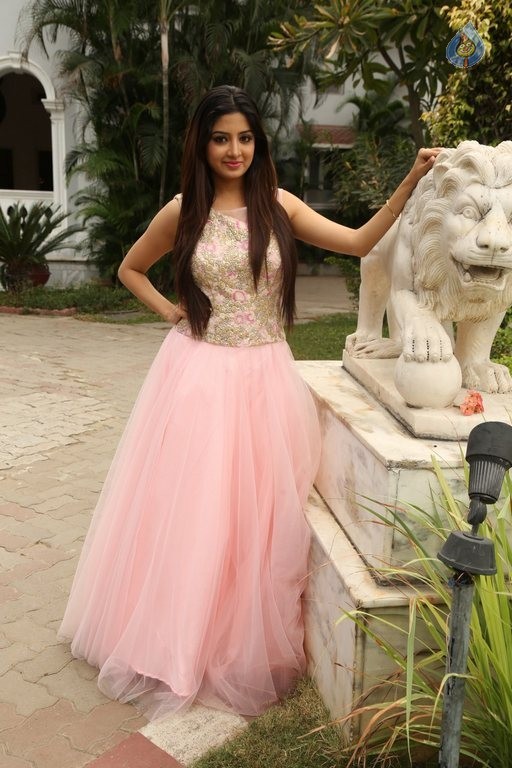 Poonam Kaur Latest Photos - 21 / 41 photos