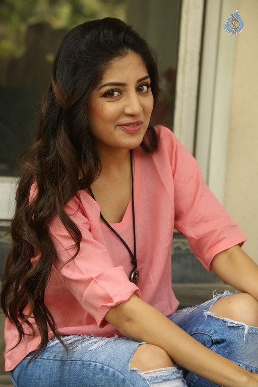 Poonam Kaur Latest Pics - 21 / 31 photos