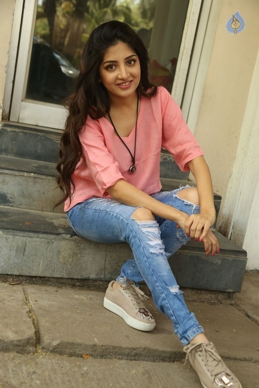 Poonam Kaur Latest Pics - 22 / 31 photos