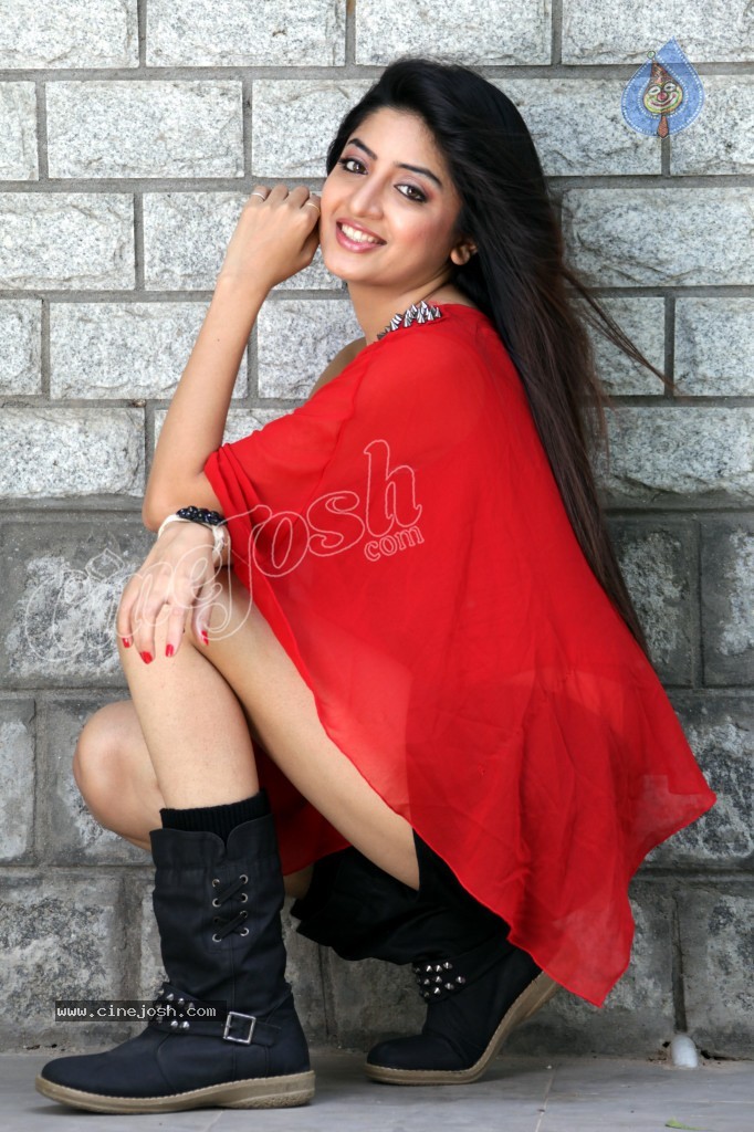 Poonam Kaur New Hot Stills - 32 / 44 photos