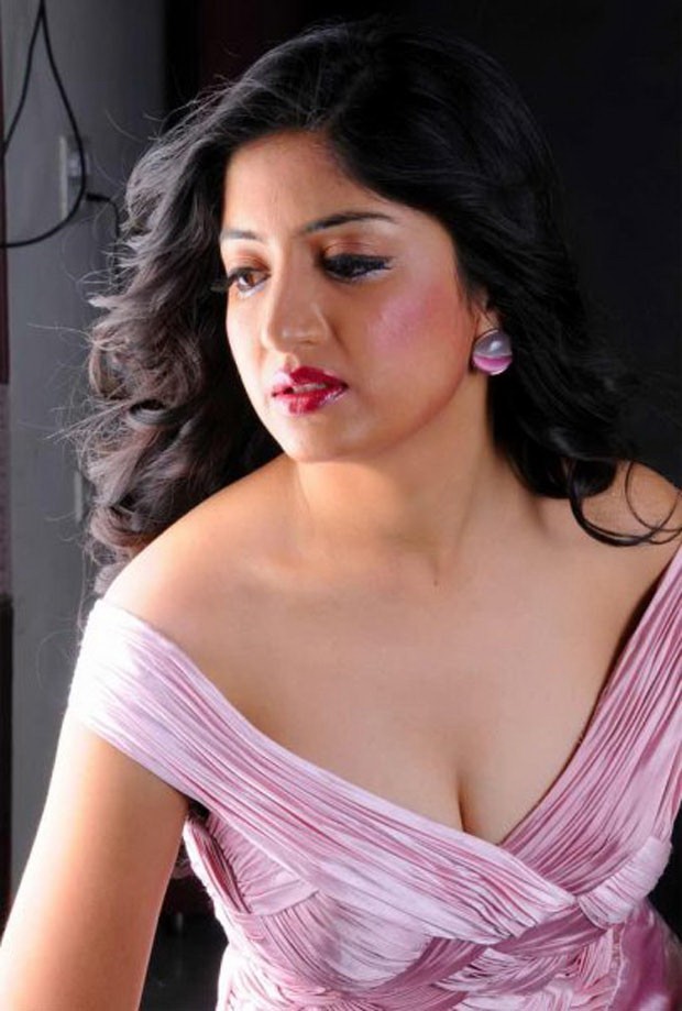 Poonam Kaur New Images - 2 / 24 photos