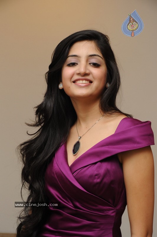 Poonam Kaur New Photo Stills - 33 / 59 photos