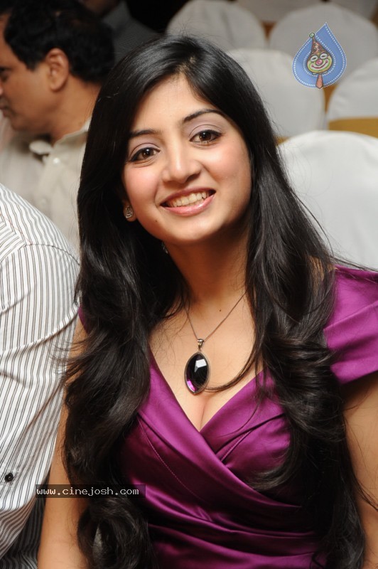 Poonam Kaur New Photo Stills - 39 / 59 photos