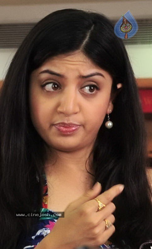 Poonam Kaur New Stills - 15 / 47 photos