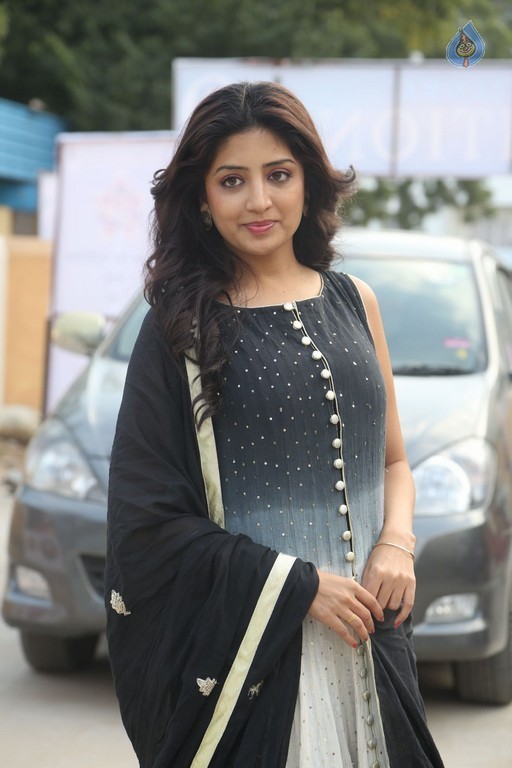 Poonam Kaur New Stills - 4 / 26 photos