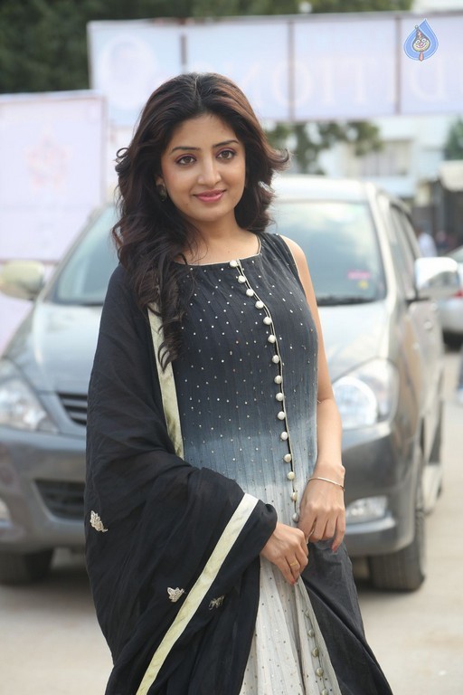 Poonam Kaur New Stills - 5 / 26 photos