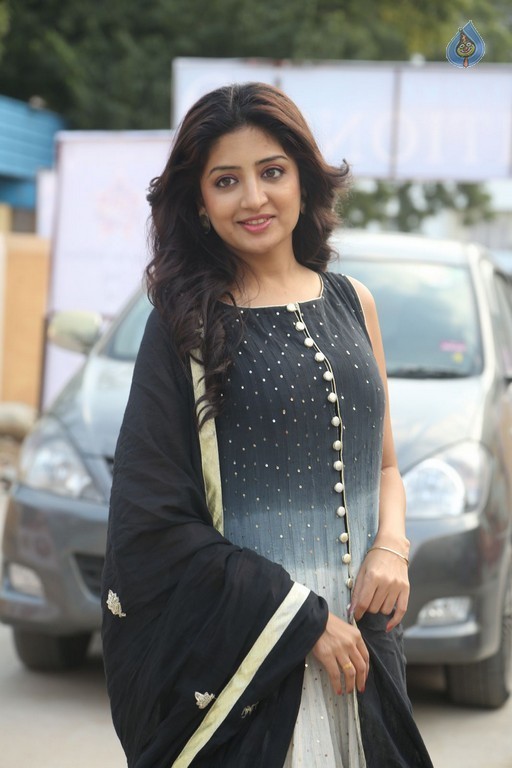 Poonam Kaur New Stills - 6 / 26 photos