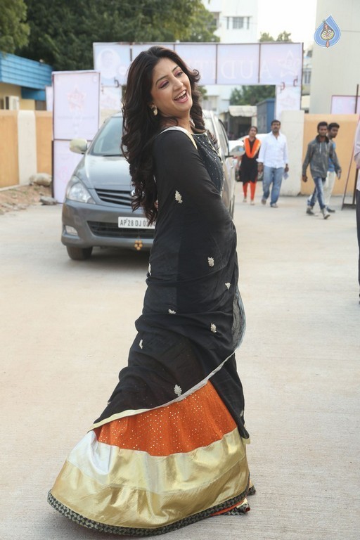 Poonam Kaur New Stills - 15 / 26 photos
