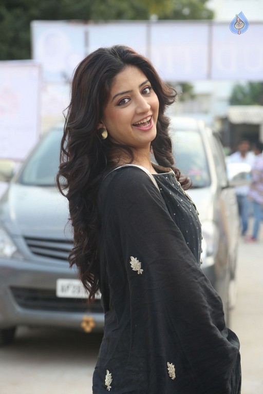 Poonam Kaur New Stills - 18 / 26 photos