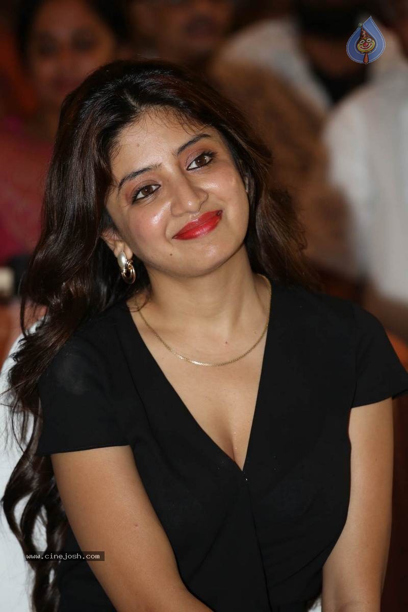 Poonam Kaur Photos - 14 / 45 photos
