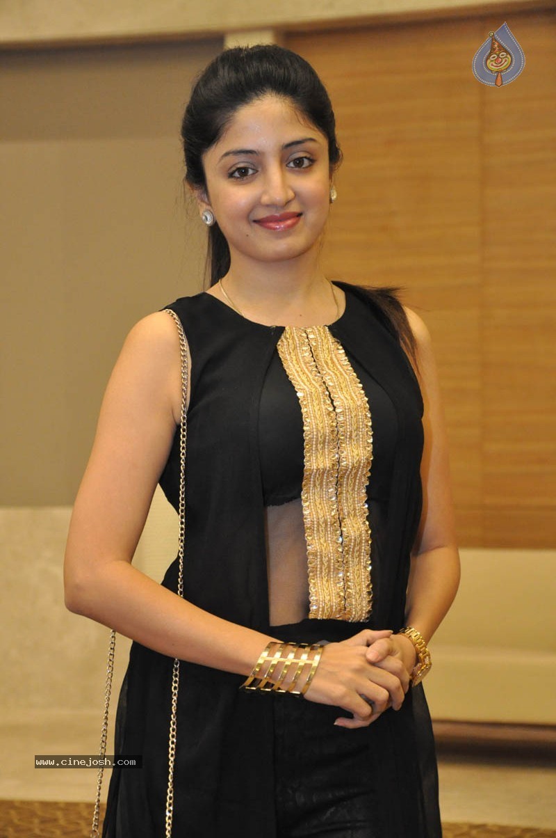 Poonam Kaur Stills - 5 / 17 photos