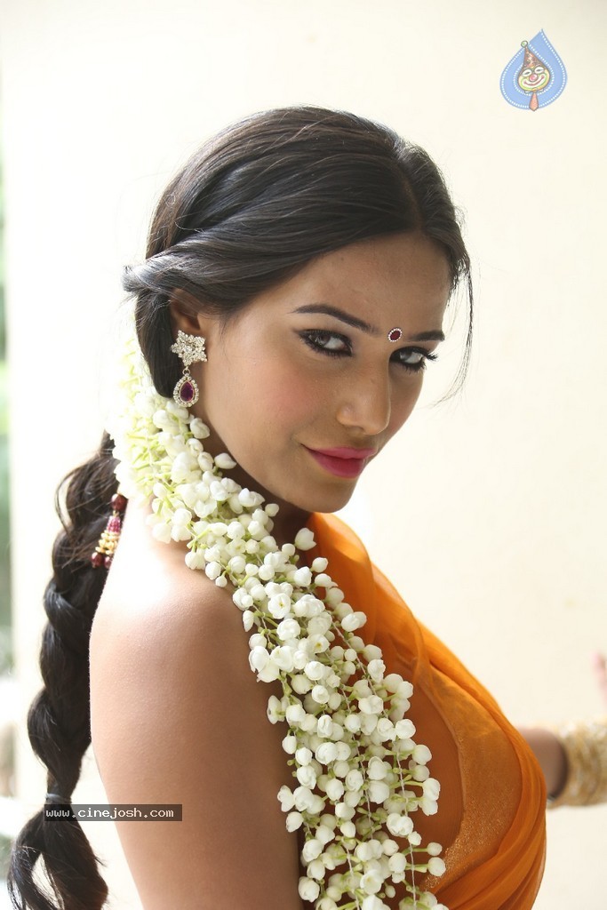 Poonam Pandey Latest Gallery - 22 / 195 photos