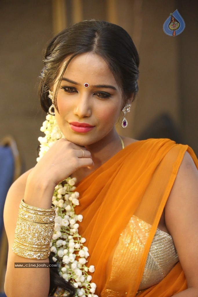Poonam Pandey Latest Gallery - 37 / 195 photos