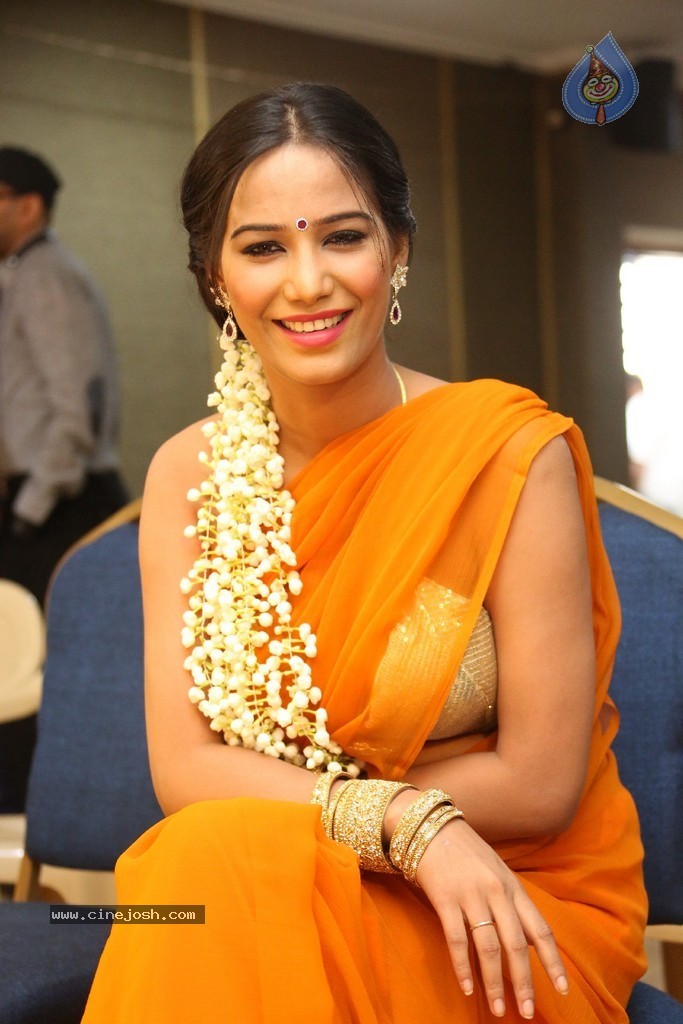 Poonam Pandey Latest Gallery - 46 / 195 photos