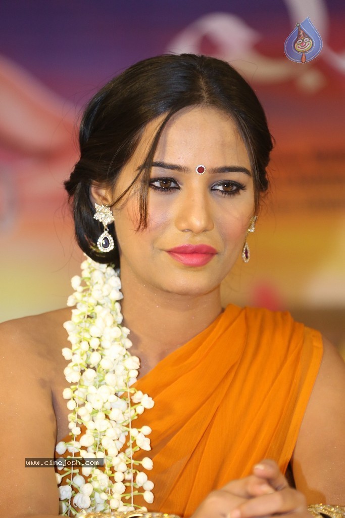 Poonam Pandey Latest Gallery - 59 / 195 photos