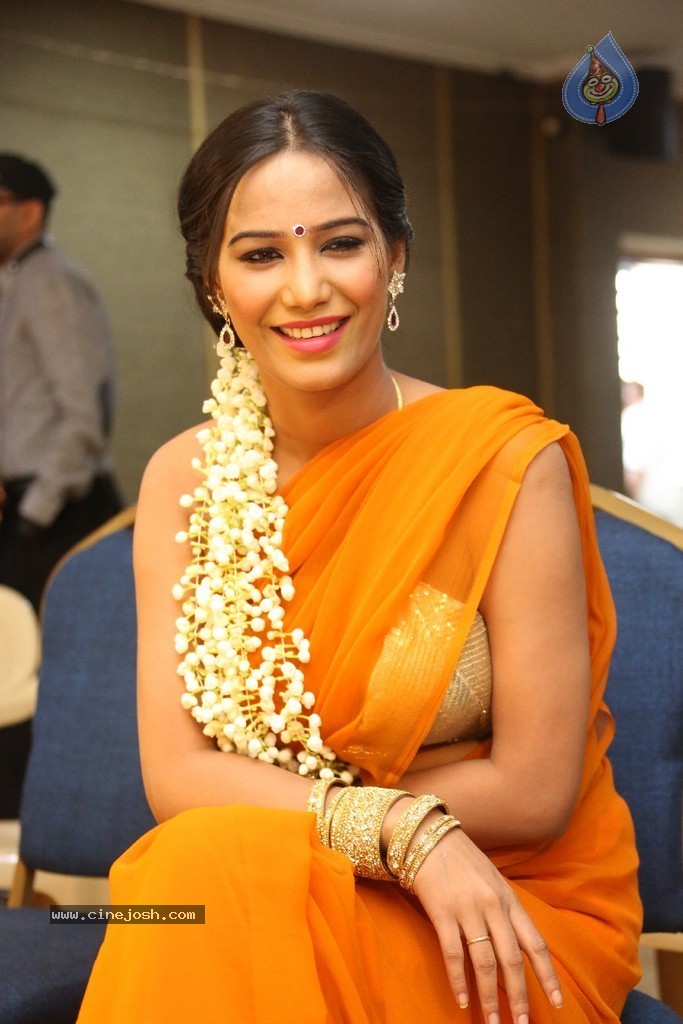 Poonam Pandey Latest Gallery - 63 / 195 photos