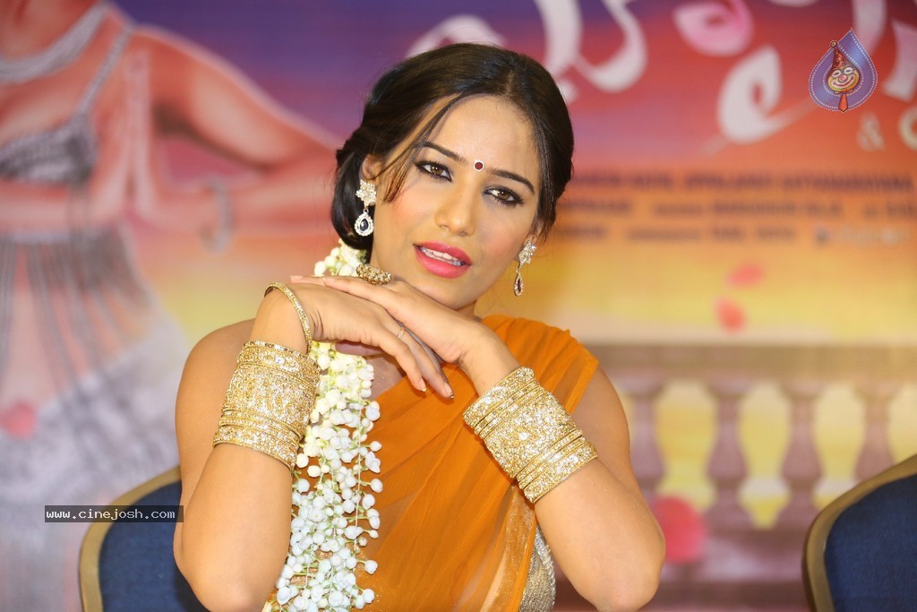 Poonam Pandey Latest Gallery - 71 / 195 photos