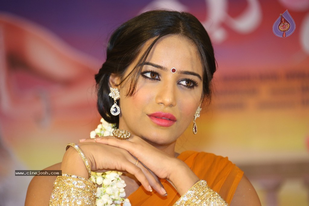 Poonam Pandey Latest Gallery - 91 / 195 photos