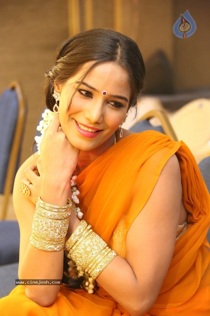 Poonam Pandey Latest Gallery - 92 / 195 photos