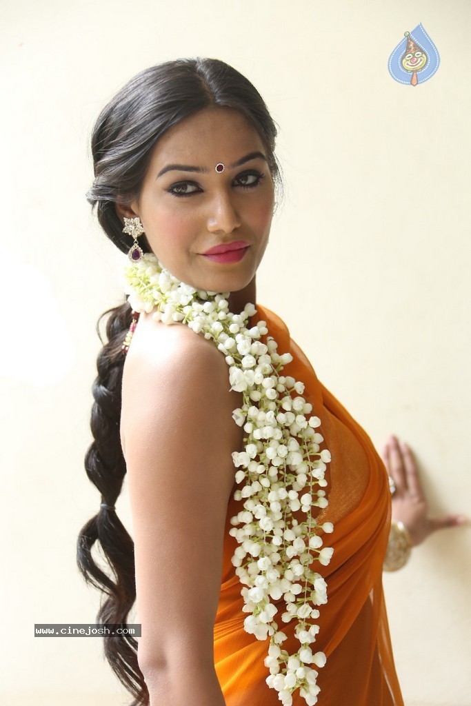 Poonam Pandey Latest Gallery - 100 / 195 photos