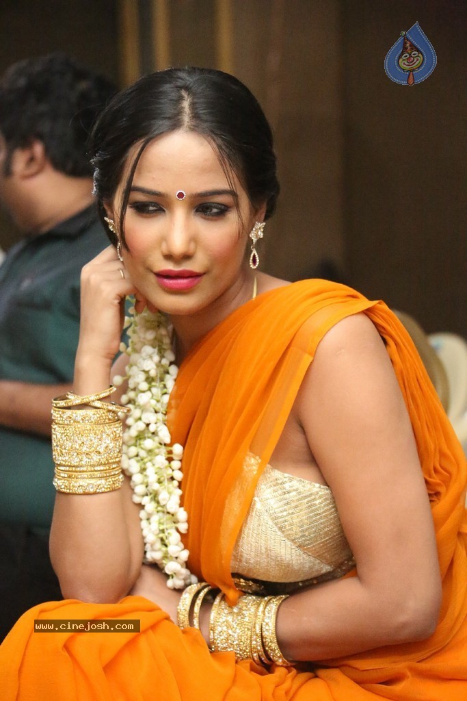 Poonam Pandey Latest Gallery - 112 / 195 photos