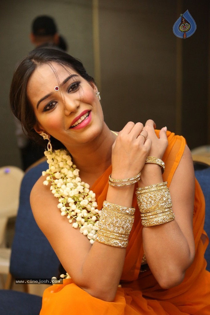 Poonam Pandey Latest Gallery - 114 / 195 photos