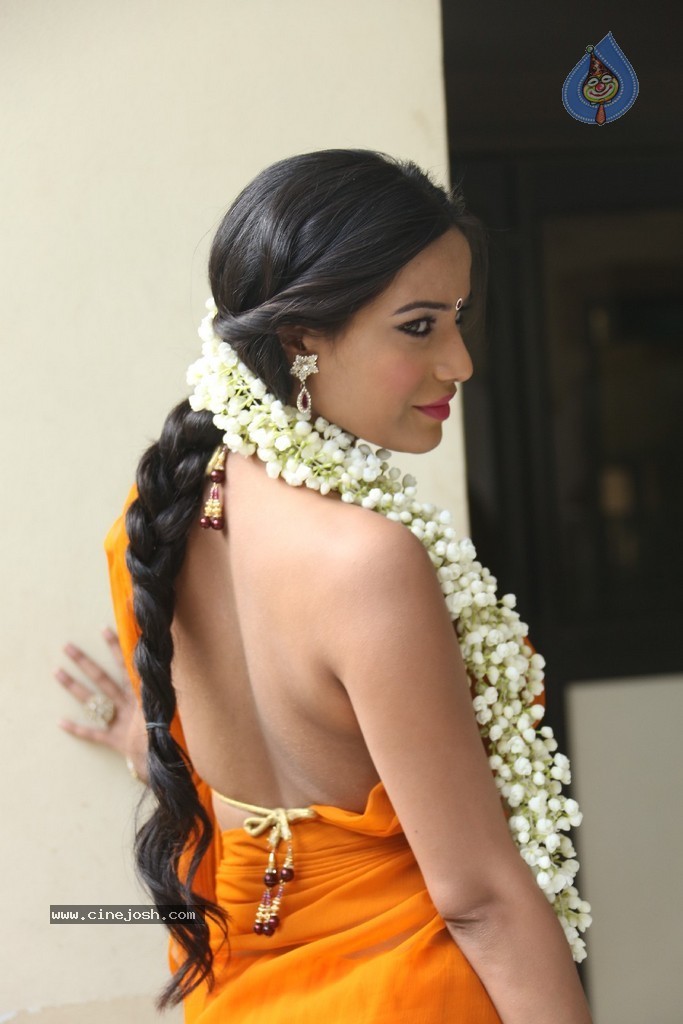 Poonam Pandey Latest Gallery - 137 / 195 photos