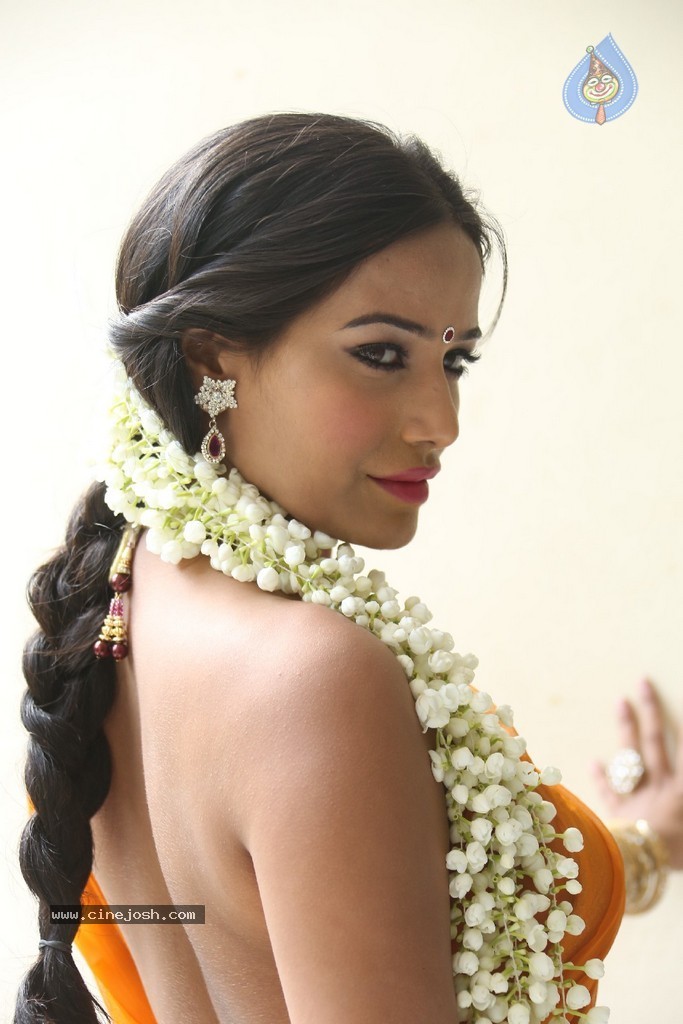 Poonam Pandey Latest Gallery - 140 / 195 photos