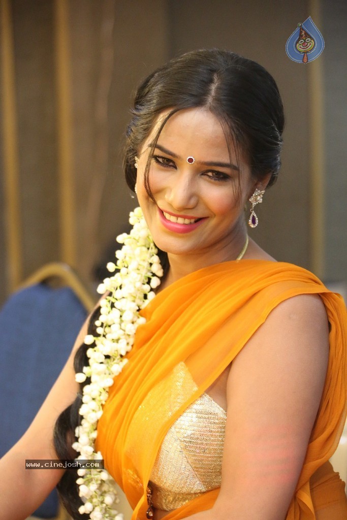 Poonam Pandey Latest Gallery - 148 / 195 photos