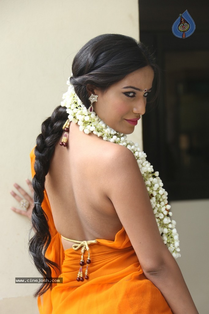 Poonam Pandey Latest Gallery - 164 / 195 photos