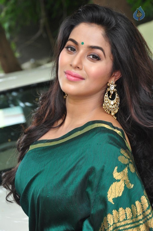 Poorna New Photos - 23 / 37 photos