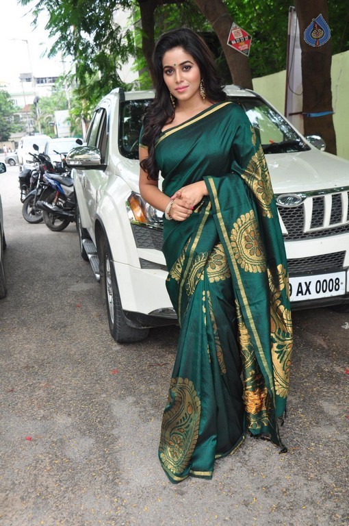 Poorna New Photos - 36 / 37 photos
