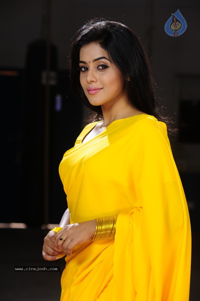 Poorna Hot Gallery - 30 / 71 photos
