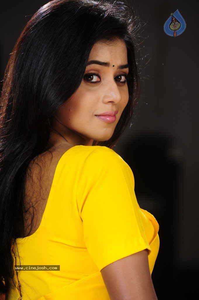 Poorna Hot Gallery - 33 / 71 photos