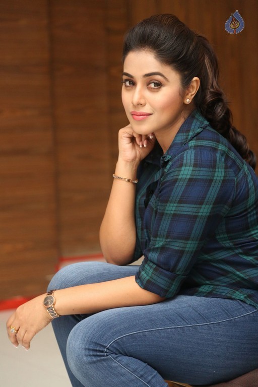 Poorna Latest Photos - 34 / 57 photos