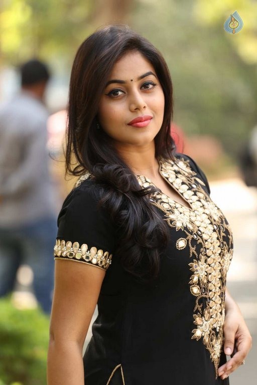 Poorna Latest Photos - 28 / 42 photos