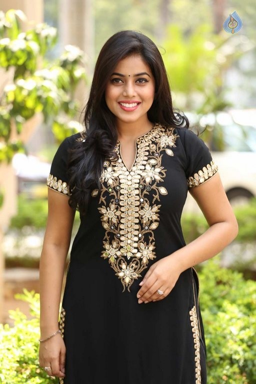 Poorna Latest Photos - 41 / 42 photos