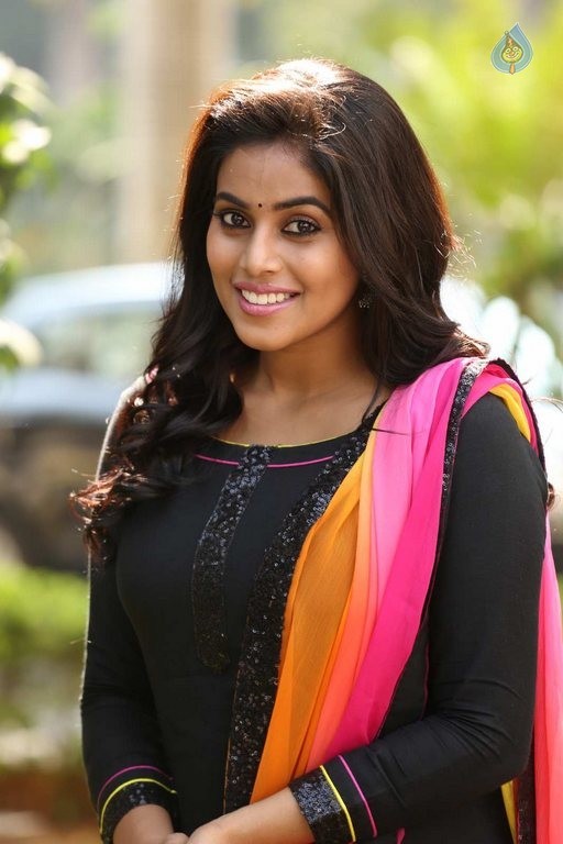 Poorna Latest Pics - 16 / 41 photos