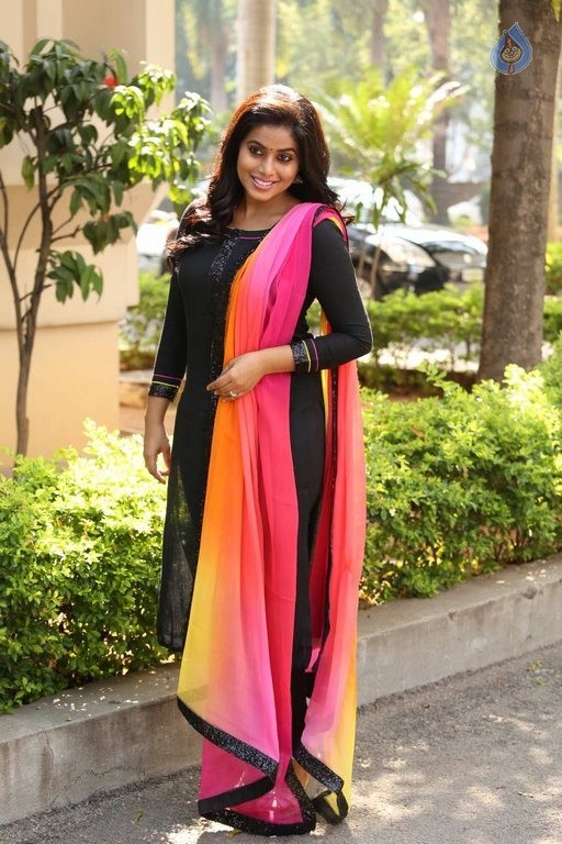 Poorna Latest Pics - 19 / 41 photos