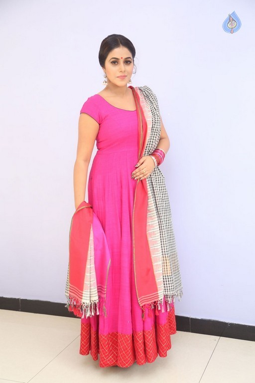 Poorna Latest Stills - 19 / 39 photos