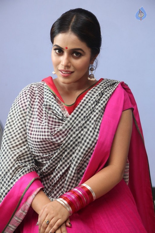 Poorna Latest Stills - 24 / 39 photos