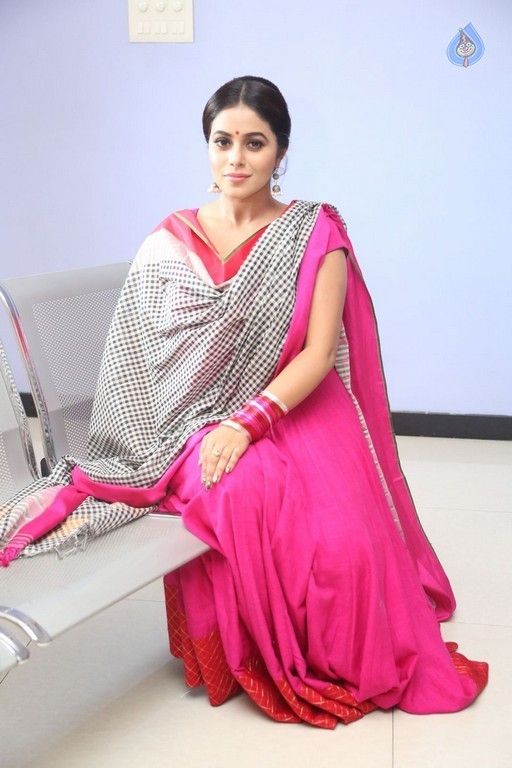 Poorna Latest Stills - 25 / 39 photos