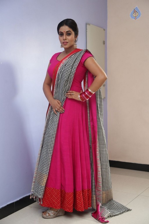 Poorna Latest Stills - 31 / 39 photos