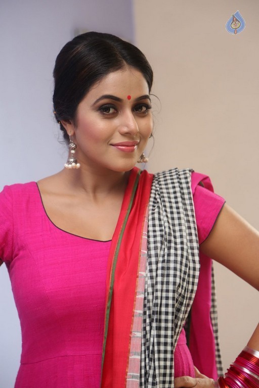 Poorna Latest Stills - 32 / 39 photos